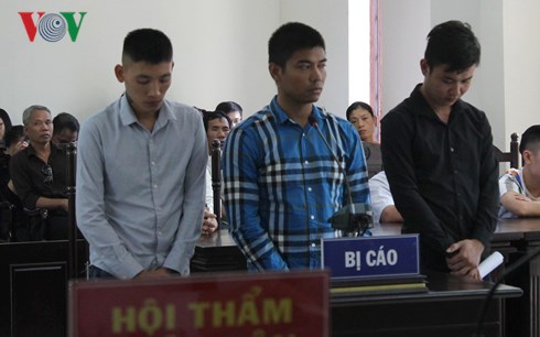 Các bị cáo từ trái qua phải: Lê Văn Hải, Trương Văn Tùng và Trần Ngọc Anh