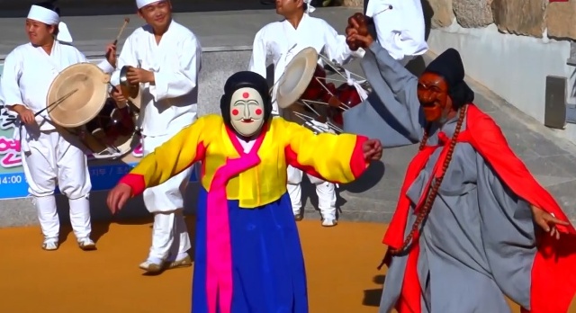 Người dân ở làng cổ Hahoe nói riêng và thành phố Andong nói chung vẫn thường xuyên biểu diễn múa mặt nạ và tổ chức lễ hội múa mặt nạ quốc tế hàng năm, với sự tham gia của nhiều quốc gia trên thế giới. 