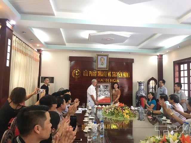 Bà Nguyễn Thị Tuyết Chinh- Giám đốc Đài PT-TH Phú Thọ tặng quà lưu niệm cho Đài PT- TH Thanh Hóa.