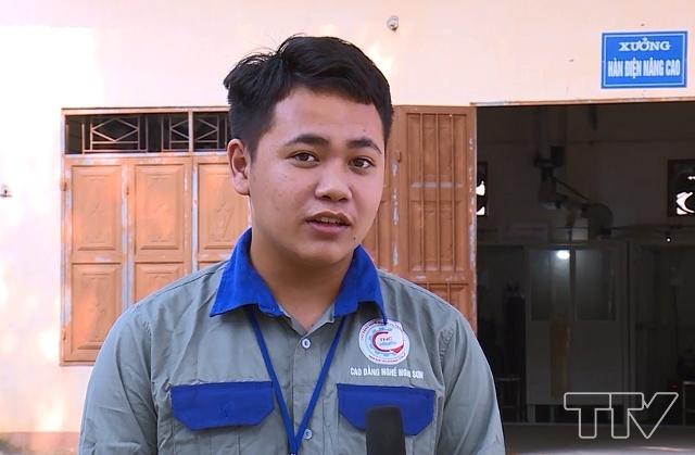 Em Nguyễn Trường An - học sinh hệ Trung cấp, Trường Cao đẳng nghề Nghi Sơn, huyện Tĩnh Gia: Vì điều kiện gia đình khó khăn, nên em quyết định học nghề để nâng cao tay nghề, sau này ra trường có việc làm, trường cũng có dạy kiến thức văn hóa nên khi ra trường vừa có bằng cấp 3 và bằng nghề.