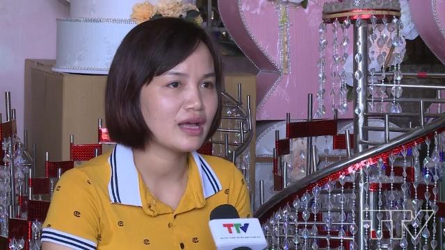 Chị Nguyễn Thị Thủy- Th&ocirc;n 6, x&atilde; Hoằng Giang, huyện N&ocirc;ng Cống:  "Hiện tại t&ocirc;i đ&atilde; l&agrave;m 10-12 sản phẩm, t&igrave;m hiểu tr&ecirc;n mạng v&agrave; s&aacute;ng tạo theo c&aacute;ch ri&ecirc;ng của m&igrave;nh, được nhiều người ưa chuộng "