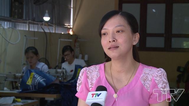 Chị Sa Ri Ha- C&ocirc;ng ty TNHH TM v&agrave; Dịch vụ Thuận H&ograve;a:  "Sản phẩm th&acirc;n thiện m&ocirc;i trường n&ecirc;n  thị trường ưa chuộng , sắp tới muồn mở rộng th&ecirc;m để tăng thu nhập v&agrave; tạo việc l&agrave;m cho người d&acirc;n địa phương "