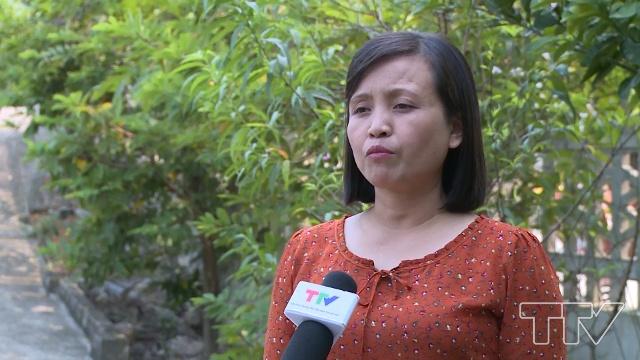 Chị Trần Thị T&aacute;m- Tổ hợp t&aacute;c  sản xuất thủ c&ocirc;ng mỹ nghệ Nga Điền, Nga Sơn:  "Ban Quản l&yacute; tổ hợp t&aacute;c  đấu mối với c&ocirc;ng ty, đại l&yacute; n&ecirc;n c&aacute;c chị c&oacute; việc l&agrave;m thường xuy&ecirc;n hơn so với trươc, thu nhập cao hơn "