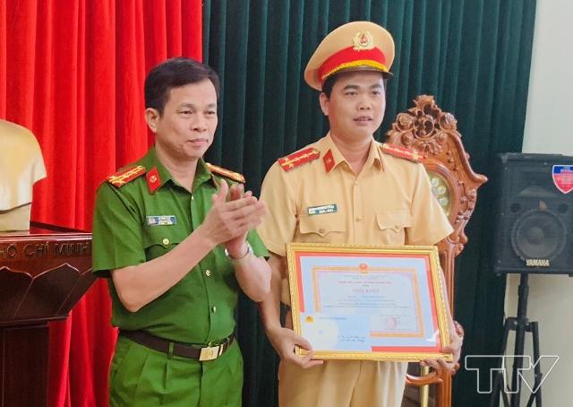 Đại tá Lê Như Lập, Phó Giám đốc Công an tỉnh trao giấy khen cho Đại uý Lê Đăng Giang
