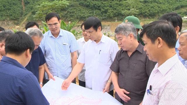 Đồng chí Nguyễn Đình Xứng, Phó Bí thư Tỉnh ủy, Chủ tịch UBND tỉnh và các sở, ngành chức năng kiểm tra công tác khắc phục hậu quả mưa lũ trên địa bàn huyện Quan Hóa.
