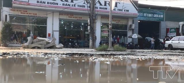 trên tuyến đường Đình Hương, đoạn gần ngã 5 Đình Hương, tình trạng đường thường xuyên ngập nước dẫn đến xuống cấp nghiêm trọng, gây mất ATGT.
