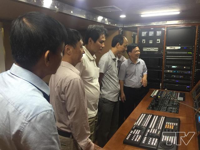 Đoàn công tác Đài PT-TH Lào Cai thăm quan xe thu lưu động công nghệ HD của Đài PTTH Thanh Hóa