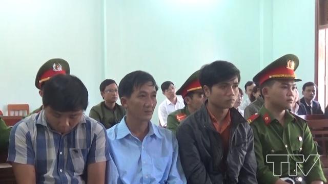 3 bị cáo: Phạm Viết Hiệp, Lý Công Toàn và Huỳnh Việt  tại tòa án.