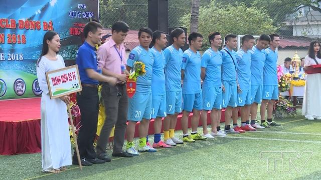 Các đội nhận hoa và cờ lưu niệm của Ban tổ chức giải bóng đá SS League 2018