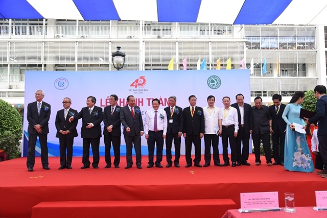 Phó Thủ tướng Thường trực Trương Hoà Bình chụp hình lưu niệm cùng các đại biểu hai bên.