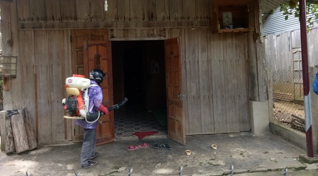 Phun thuốc diệt muỗi tại xã A Tiêng, huyện Tây Giang để phòng chống bệnh sốt xuất huyết lan rộng.