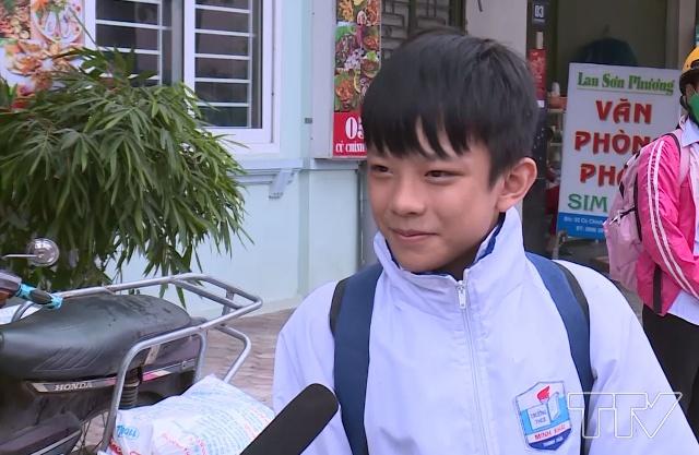 Em Đào Minh Lai (Học sinh lớp 7 trường THCS Minh Khai, thành phố Thanh Hoá) nói: Cháu hay chơi Slime loại 8000 đồng. Chơi thì nó mềm, chất silicon sướng tay lắm.