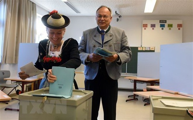Cử tri bỏ phiếu tại một điểm bầu cử ở Neukirchen bang Bayern, Đức ngày 14/10/2018. 