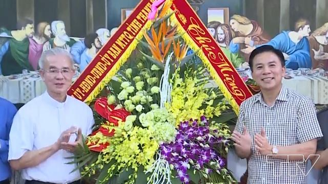 Phó Bí thư Thường trực Tỉnh ủy Đỗ Trọng Hưng  chúc mừng Linh mục Trần Xuân Mạnh được suy cử làm  Chủ tịch Ủy ban đoàn kết công giáo Việt Nam khóa VII