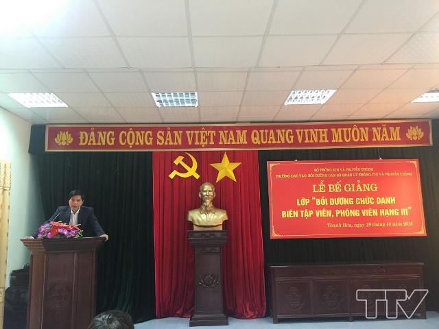 Ông Nguyễn Văn Long, Phó Hiệu trưởng nhà trường phát biểu tổng kết lớp học.