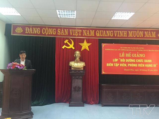 Ông Phạm Văn Dũng, Trưởng phòng Đào tạo  công bố Quyết định cấp chứng chỉ và khen thưởng.