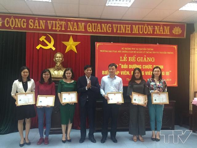 Ông Nguyễn Văn Long, Phó Hiệu trưởng nhà trường trao giấy khen cho những học viên đạt thành tích xuất sắc trong khóa học