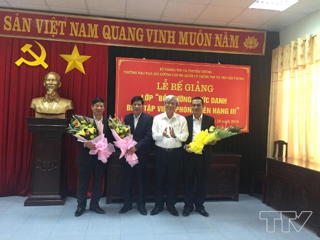 Nhà báo Lê Hoài Châu, Giám đốc, Tổng biên tập Đài PT- TH Thanh Hóa tặng hoa Ban giám hiệu và giáo viên phụ trách lớp học.