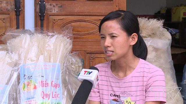 Chị Vũ Thị Dung - Tổ hợp tác phụ nữ sản xuất miến gạo sạch Quý Lộc, huyện Yên Định: Sản phẩm xuất ra thị trường có tem nhãn nhiều người biết, bán hàng được nhiều hơn.