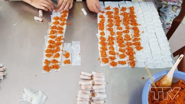 Một bước vô cùng quan trọng đó là cuốn chả tôm, bạn chỉ cần lấy bánh phở, dàn đều nhân lên trên sau đó cuộn đều tay cho chặt