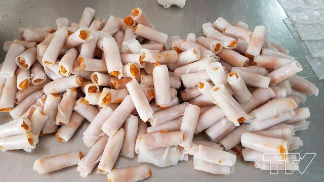Những miếng chả xinh xắn sau khi được cuốn lại