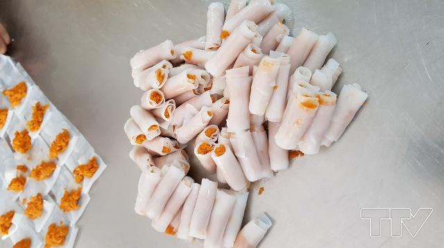 Chả tôm có ngon hay không phụ thuộc rất nhiều vào nhân, cách cuốn và cách nướng chả tôm