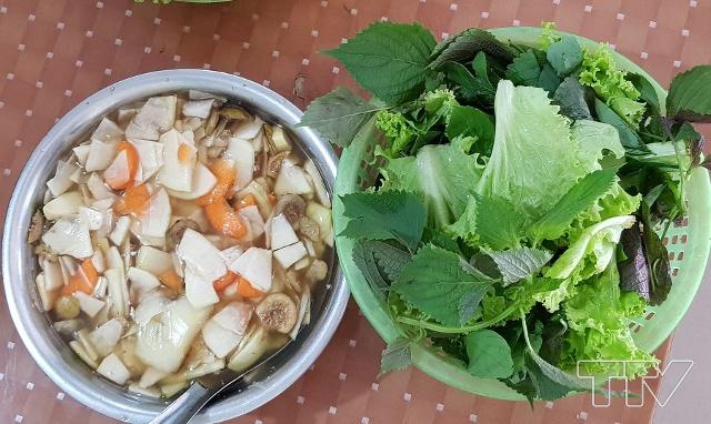 Sẽ thật thiếu sót nếu như ăn chả tôm mà không có nước mắm được pha chế kĩ lưỡng, ăn kèm với đu đủ và rau sống.