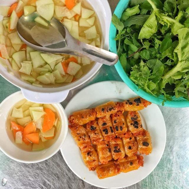 Chả tôm nướng vừa chín tới sẽ có lớp vỏ giòn, ở giữa mềm, nhân nhuyễn, thơm và bùi của tôm, ngầy ngậy của thịt ba chỉ… ăn kèm với nước mắm đu đủ, sung 
