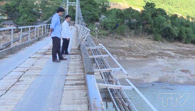 Cầu treo Chiềng xã Phú Sơn, huyện Quan Hóa bị hư hỏng nặng, dây néo giữ thăng bằng của cầu bị đứt hoàn toàn, lan can của cầu bị gãy đổ,