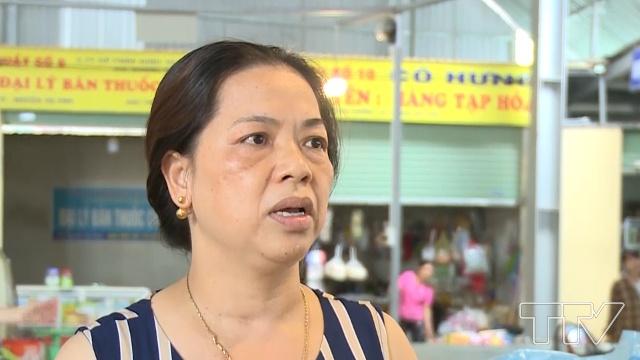B&agrave; L&ecirc; Thị Minh- Tiểu thương chợ thị trấn Quảng Xương:  "Đối với cửa h&agrave;ng ch&uacute;ng t&ocirc;i th&igrave; lấy phải đ&uacute;ng l&ograve; mổ, c&oacute; giấy ph&eacute;p kinh doanh của th&uacute; y, trước khi v&agrave;o chợ phải c&oacute; giấy kiểm dịch, trước khi đưa v&agrave;o chợ ch&uacute;ng t&ocirc;i phải l&agrave;m sạch sẽ m&acirc;m b&agrave;n "