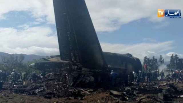 Một mảnh vỡ của chiếc máy bay quân sự gặp nạn - Ảnh: Reuters.