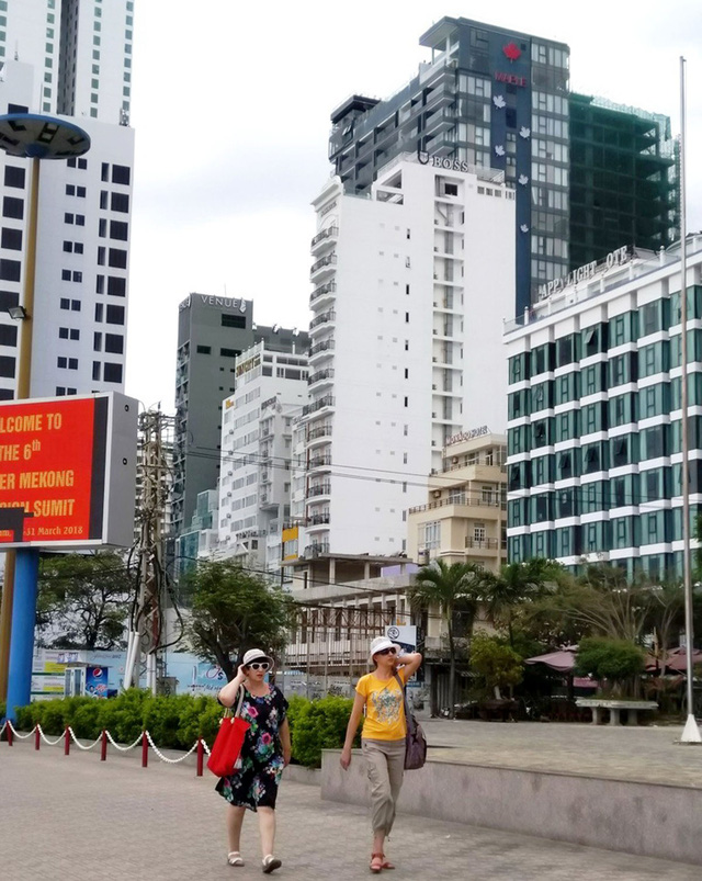 Các khách sạn cao tầng trong hẻm đường Tôn Đản, TP Nha Trang - Ảnh: PHAN SÔNG NGÂN