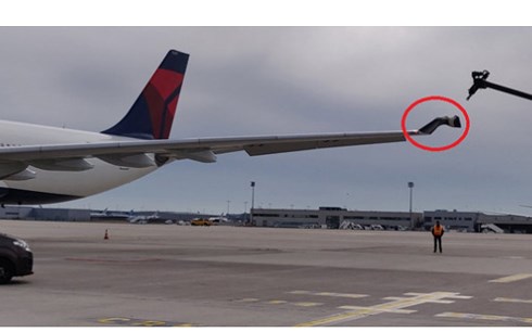 Vụ va chạm khiến một phần cánh chiếc Airbus A330 của hãng Delta AirLines bị hư hại nhẹ: Ảnh:  Twitter.