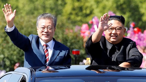 Tổng thống Hàn Quốc Moon Jae-in (trái) và Nhà lãnh đạo Triều Tiên Kim Jong Un. Ảnh: news.sky.