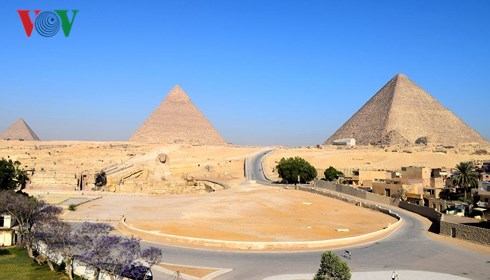 Quần thể kim tự tháp Giza nhìn từ phía trước. 