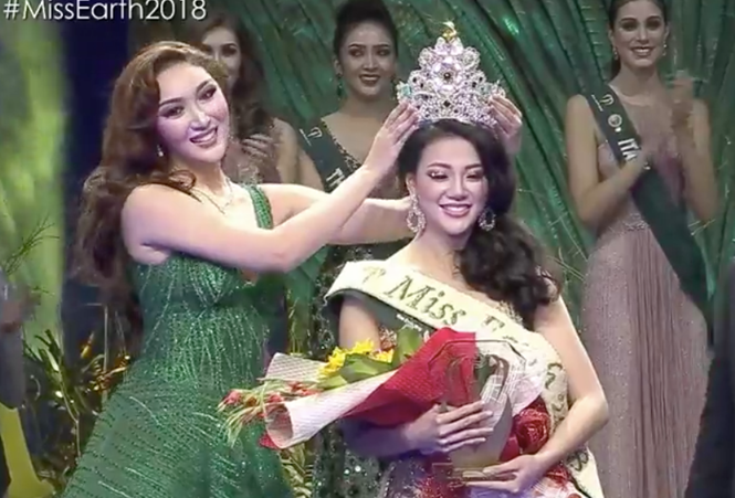 Phương Kh&aacute;nh nhận vương miện Miss Earth 2018. Nguồn: Thanh ni&ecirc;n
