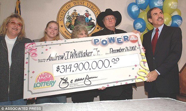 Jack Whittaker và người thân nhận giải thưởng 315 triệu USD.