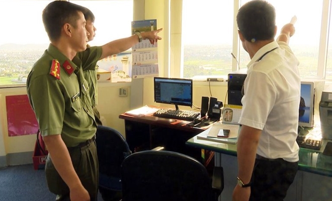 Lực lượng Công an và Kiểm soát viên không lưu Sân bay Liên Khương kiểm tra an toàn bay.