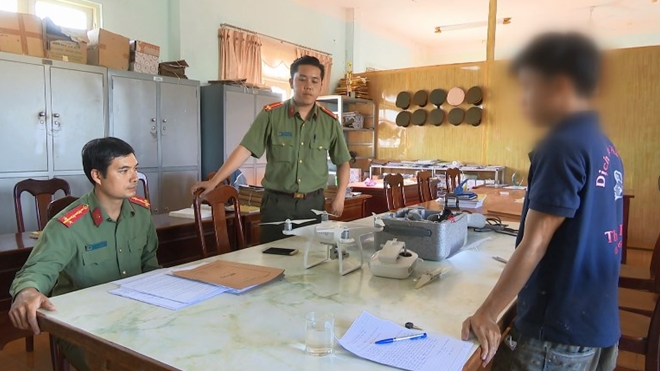 Một người tự nguyện đem thiết bị bay tới Công an huyện Đức Trọng trình diện.