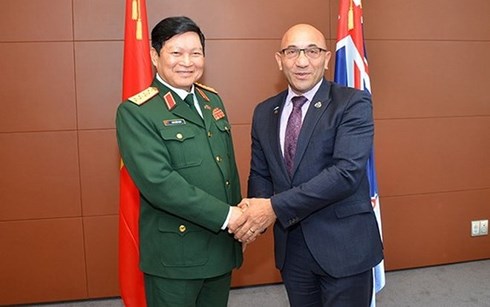 Ngài Ron Mark, Bộ trưởng Quốc phòng New Zealand đón tiếp Đại tướng Ngô Xuân Lịch, Ủy viên Bộ Chính trị, Phó Bí thư Quân ủy Trung ương, Bộ trưởng Bộ Quốc phòng. (Ảnh: TTXVN)