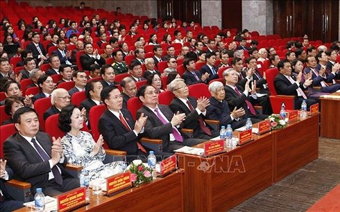 Các đồng chí lãnh đạo, nguyên lãnh đạo Đảng và Nhà nước tham dự Lễ kỷ niệm 70 năm ngày truyền thống Đảng bộ khối các cơ quan Trung ương. (Ảnh: TTXVN)