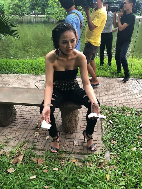 Thu Quỳnh rũ rượi sau cảnh đánh ghen. 