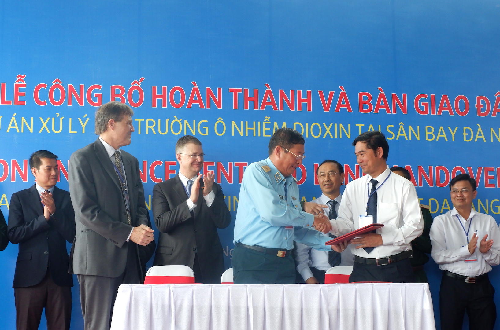 Lễ ký thỏa thuận bàn giao 13,7 ha đất sạch đã xử lý tại sân bay Đà Nẵng. Ảnh: VGP/Lưu Hương