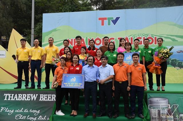 Nghệ sỹ Hồng Giang chụp ảnh lưu niệm cùng ekip chương trinh và 3 đội thi.