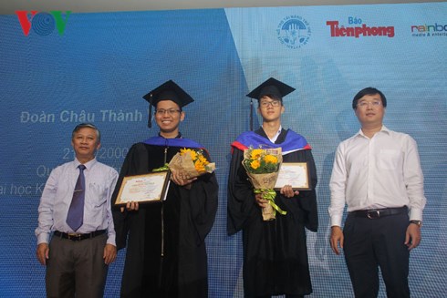 Anh Lê Quốc Phong, Bí thư thứ nhất TW Đoàn TNCS HCM và ông Lê Xuân Sơn, Tổng Biên tập báo Tiền Phong chụp hình lưu niệm cùng thủ khoa được vinh danh.