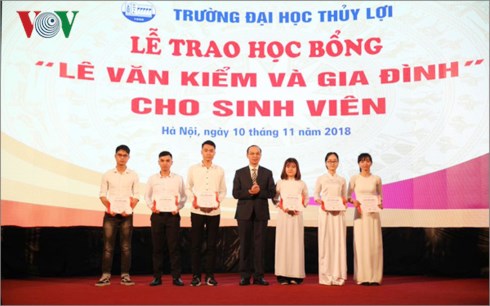 Lãnh đạo Đại học Thủy lợi trao học bổng cho sinh viên nghèo vượt khó