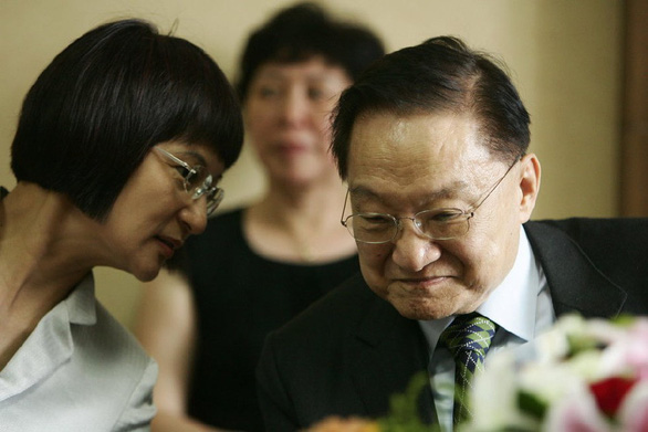 Kim Dung và người vợ hiện tại, kém ông gần 30 tuổi