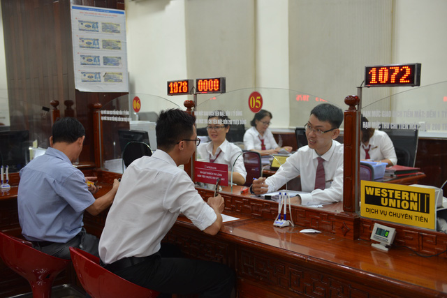 Ngân hàng Nhà nước TP khẳng định hoạt động của các chi nhánh trên địa bàn TP.HCM ổn định, không xảy ra tình trạng rút tiền hàng loạt. Trong ảnh là giao dịch tại Agribank. Ảnh: T.L.