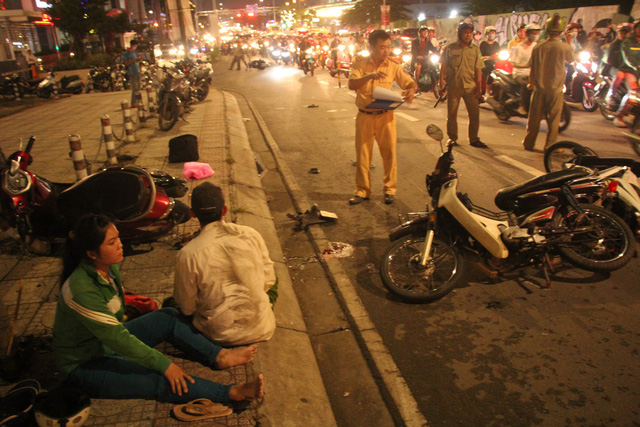 Hiện trường vụ tai nạn trên đường Nguyễn Hữu Thọ tối 13-11 - Ảnh: L.P.