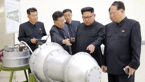 Ông Kim Jong Un (thứ 2 từ phải qua) chưa bao giờ cam kết từ bỏ vũ khí hạt nhân. Ảnh: AFP/Getty.